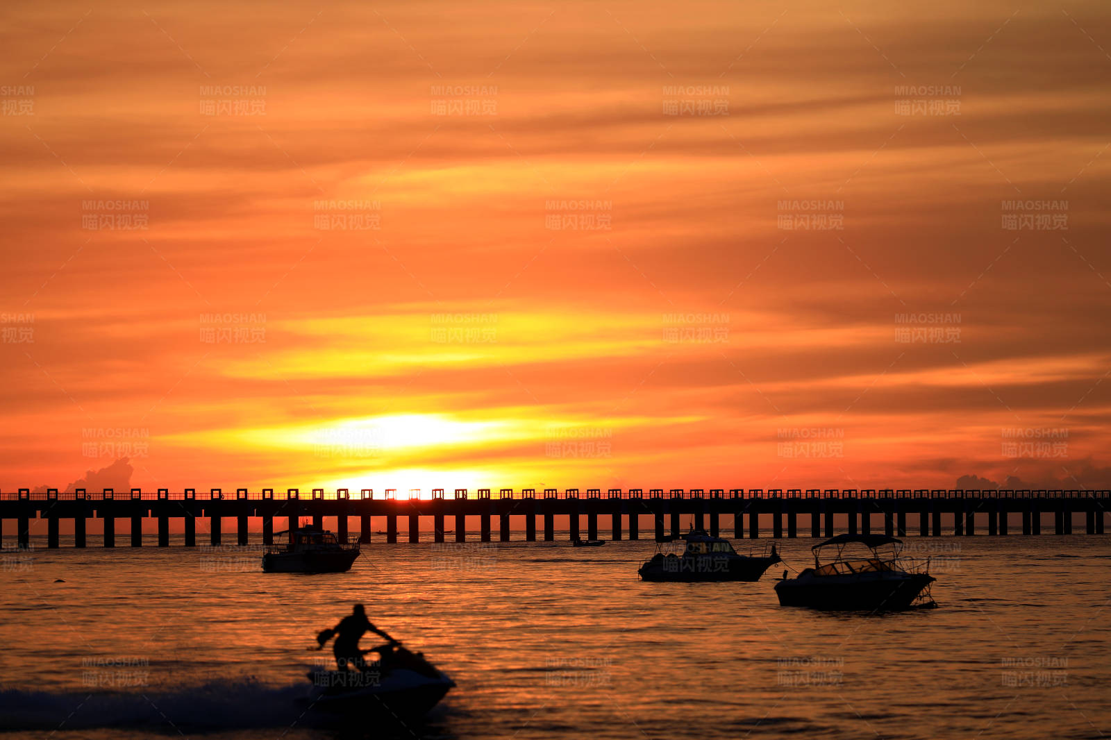 夕陽下的海上剪影