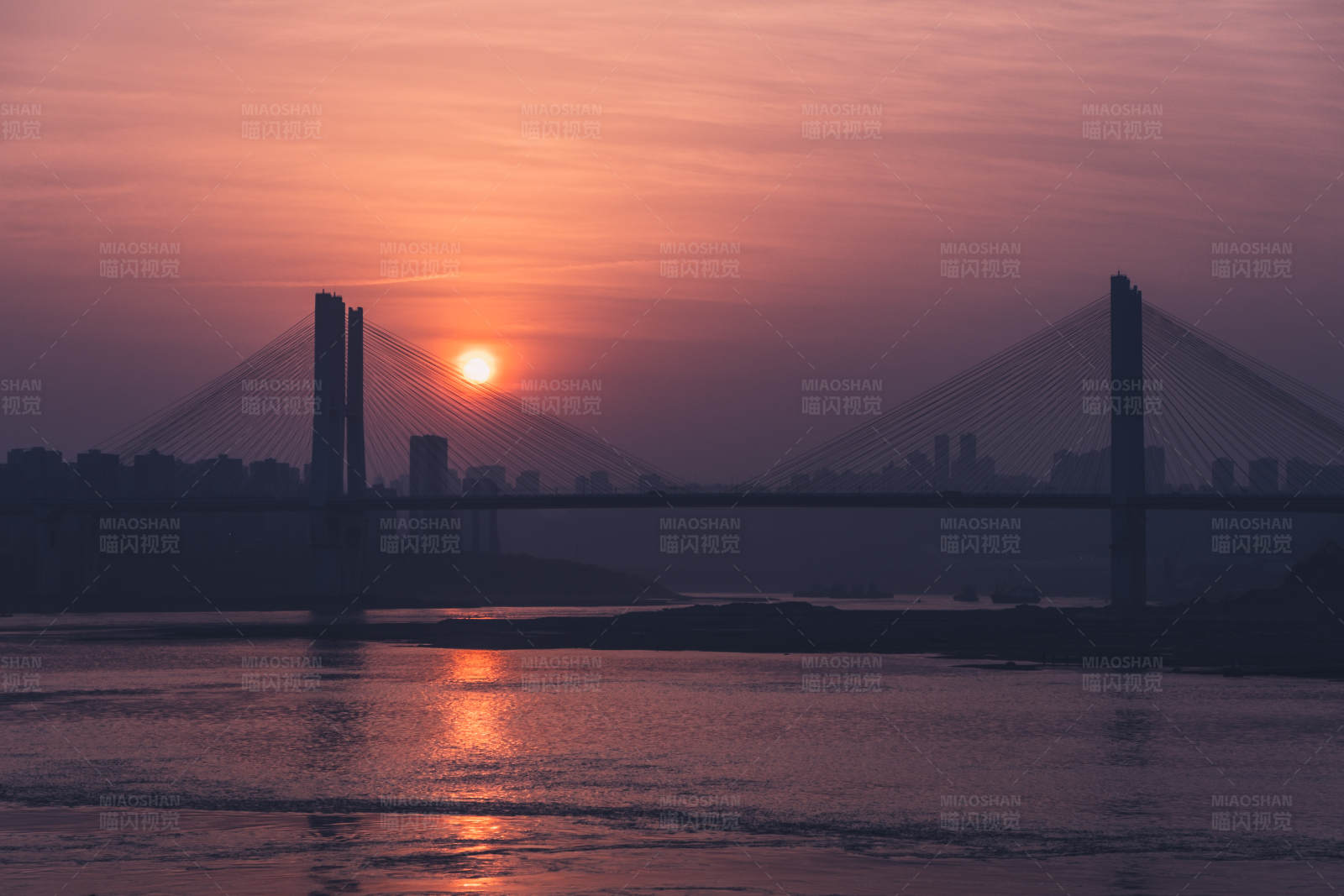 夕陽下的橋梁剪影
