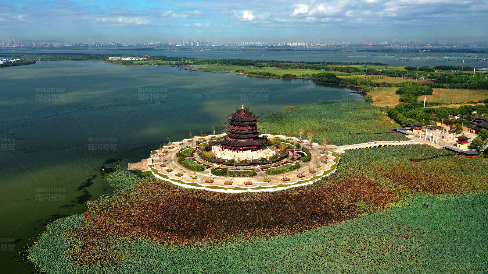 航拍湖心古塔