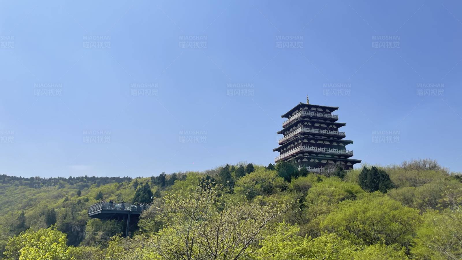 山巅古塔春意浓