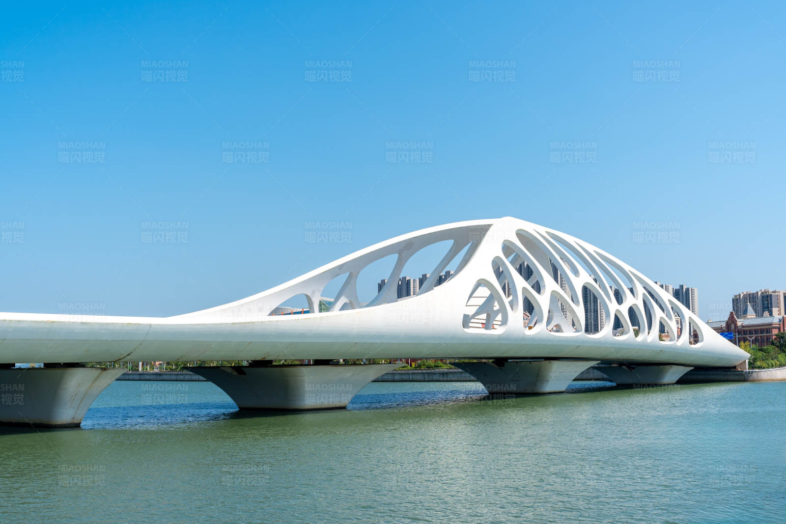 現(xiàn)代橋梁橫跨水面