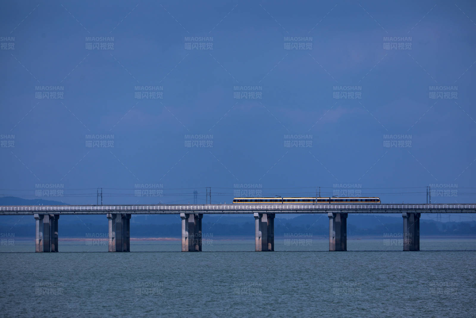 南京石臼湖特大橋水上列車