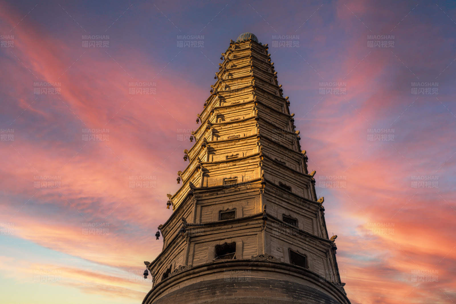 夕陽(yáng)下的蘭州白衣庵塔