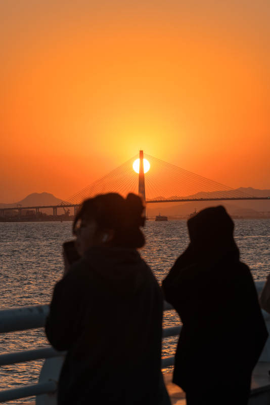 夕陽下的橋與游人