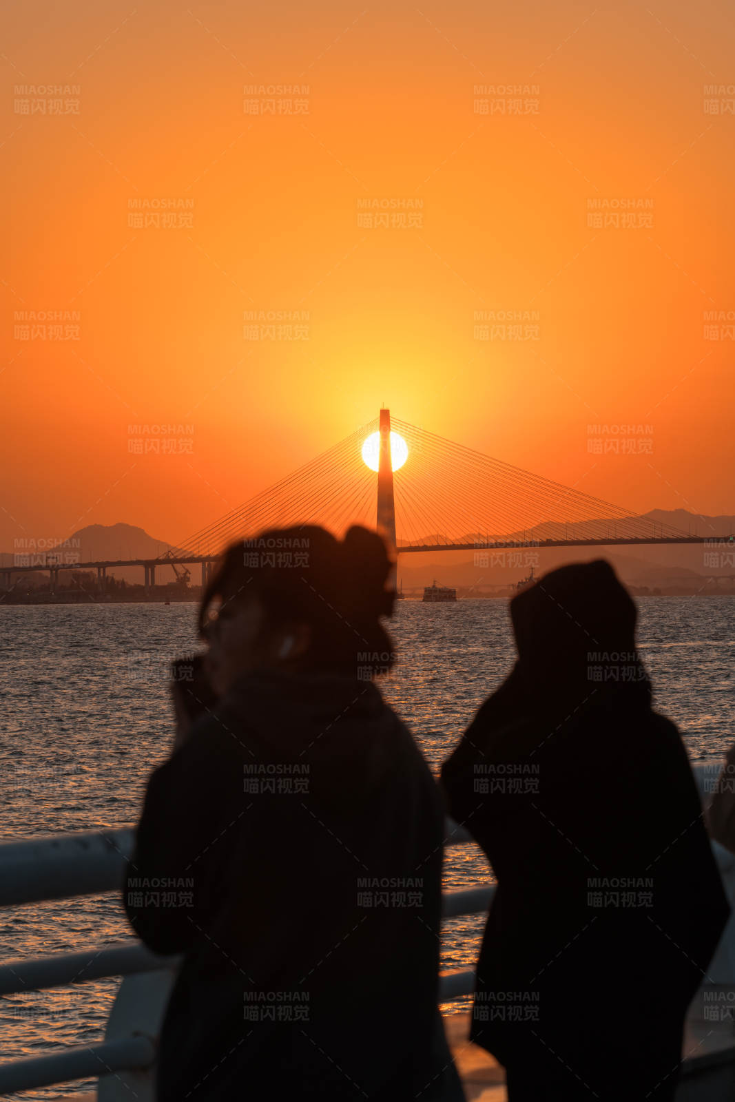 夕陽下的橋與游人