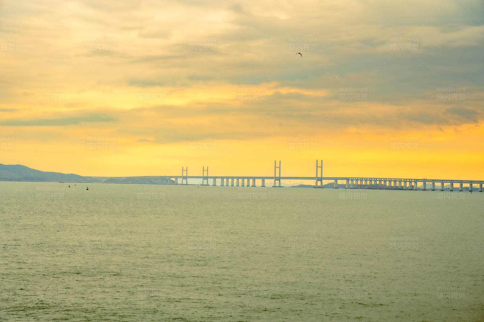 夕陽下的跨海大橋
