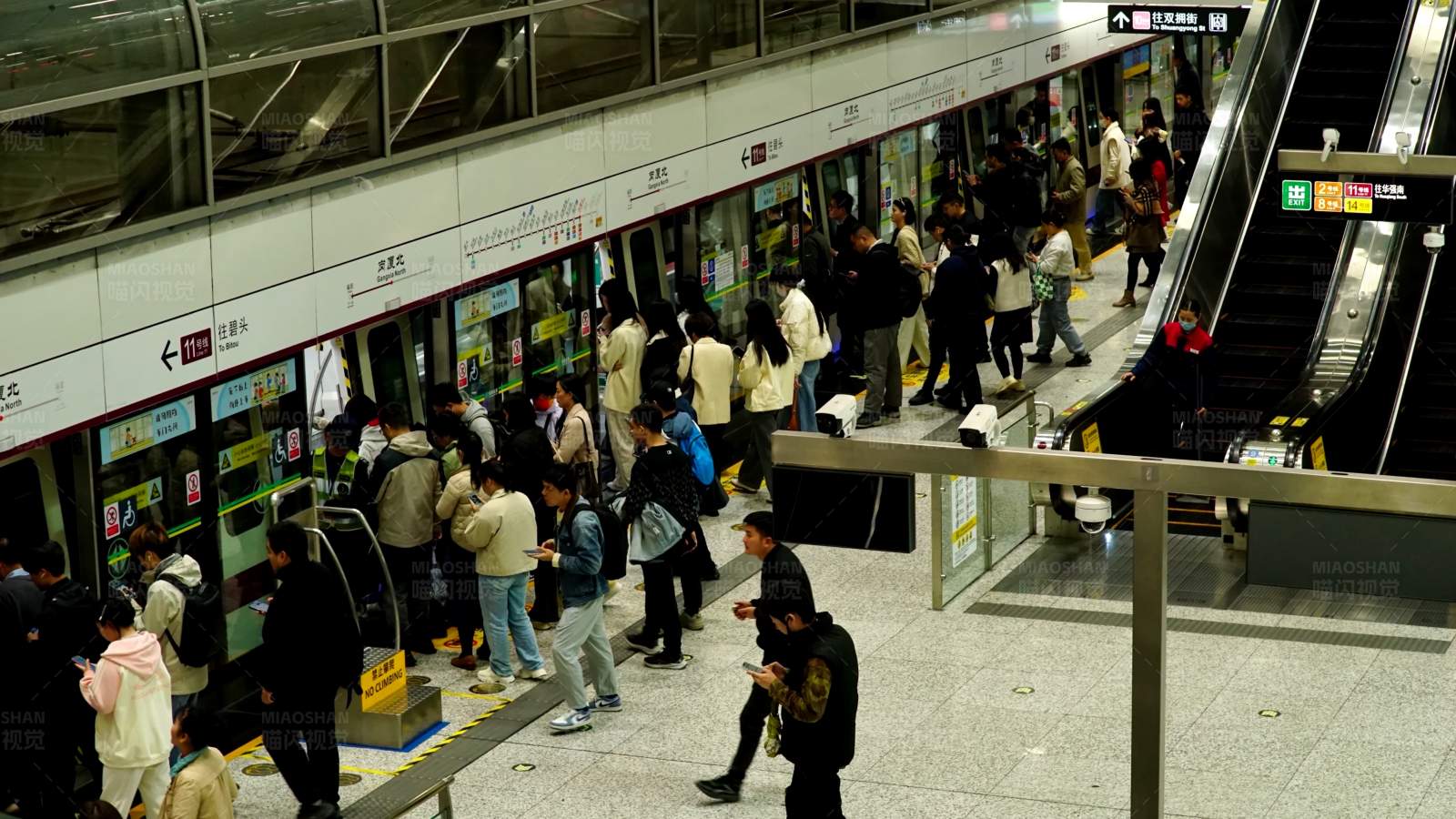 地铁站台候车乘客