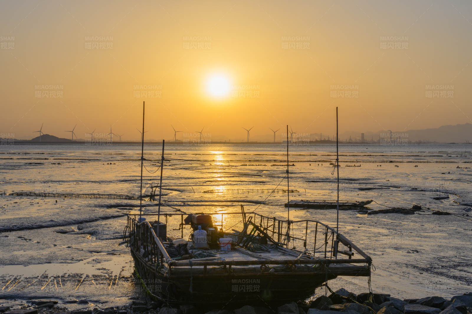 夕陽(yáng)下的漁船與風(fēng)車(chē)