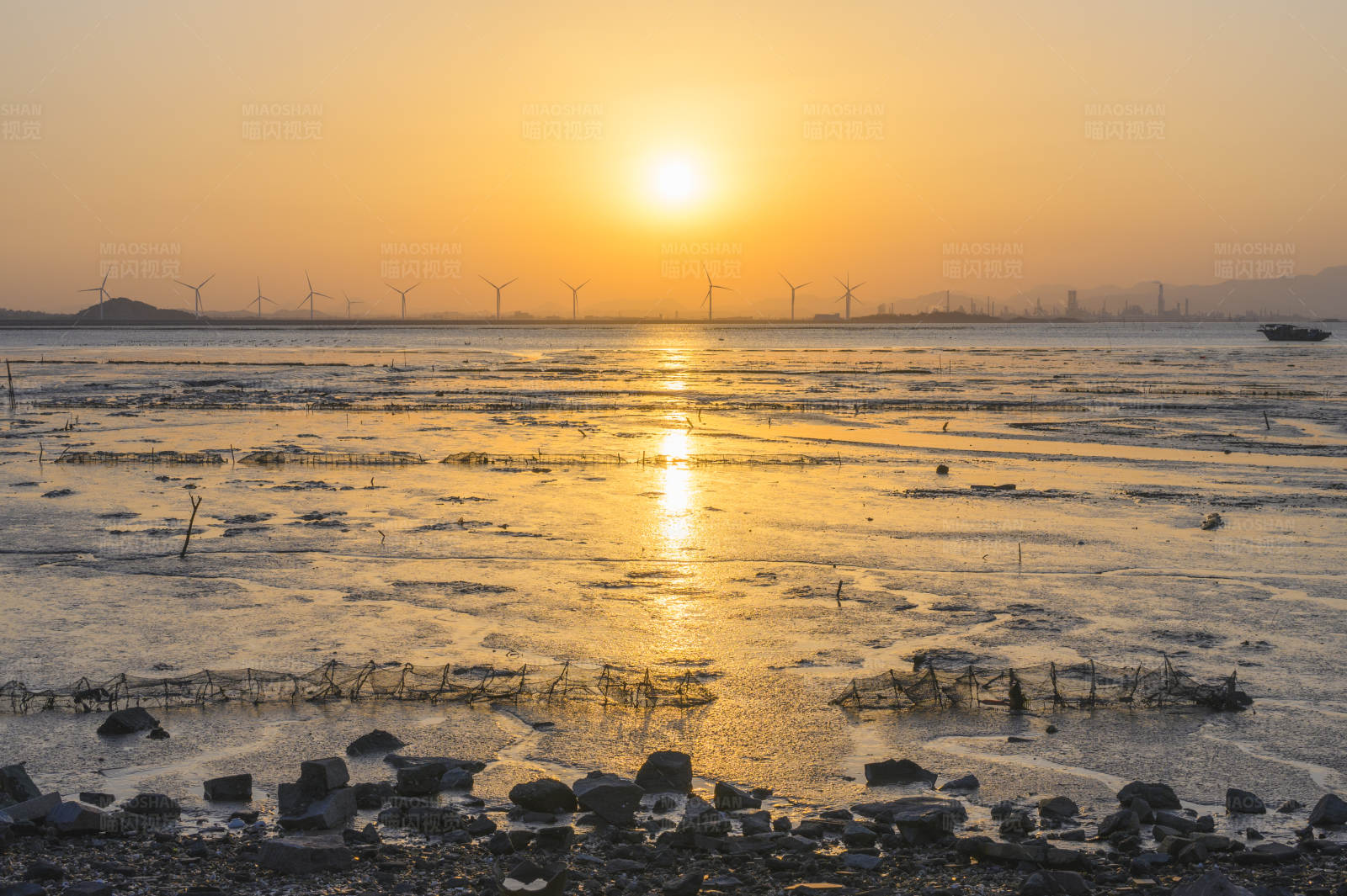 夕陽下的海灘與風車