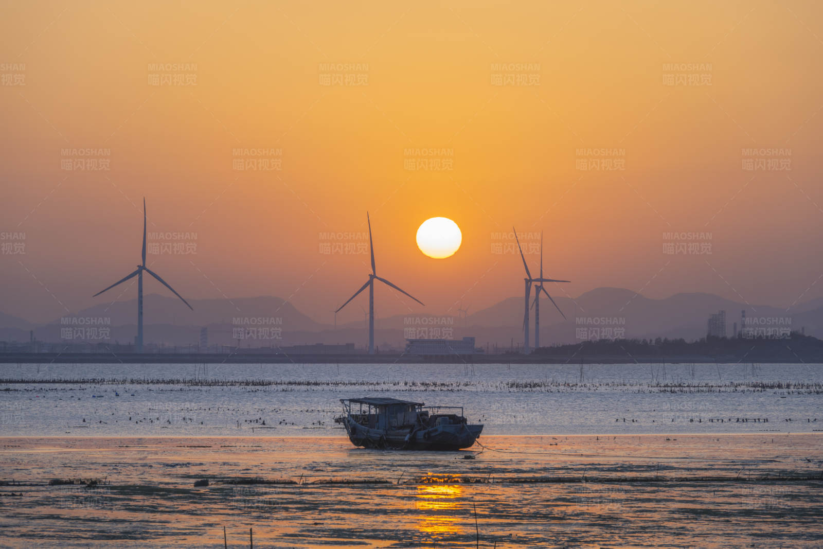 夕陽下的風車與小船