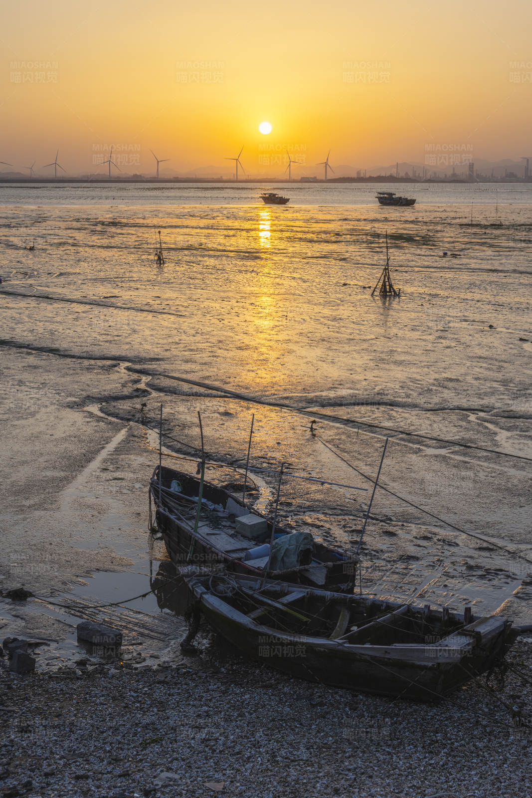 夕陽下的海灘與漁船