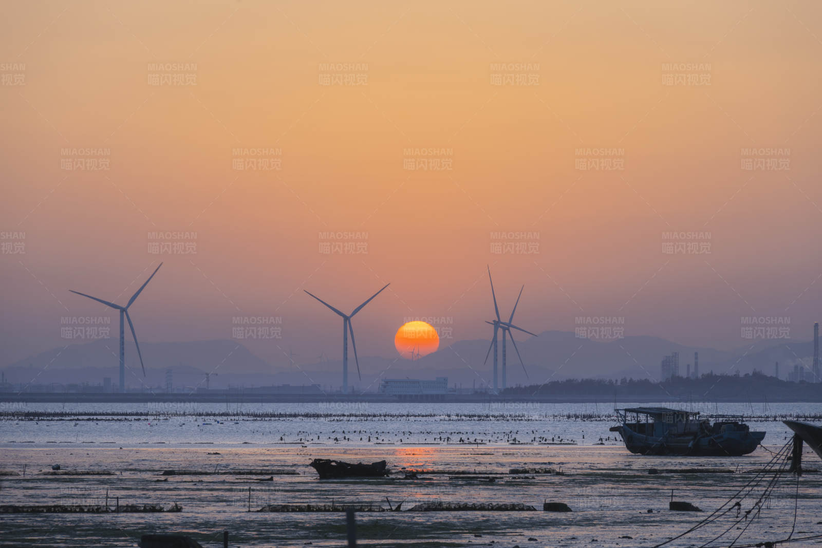 夕陽下的風車與漁船