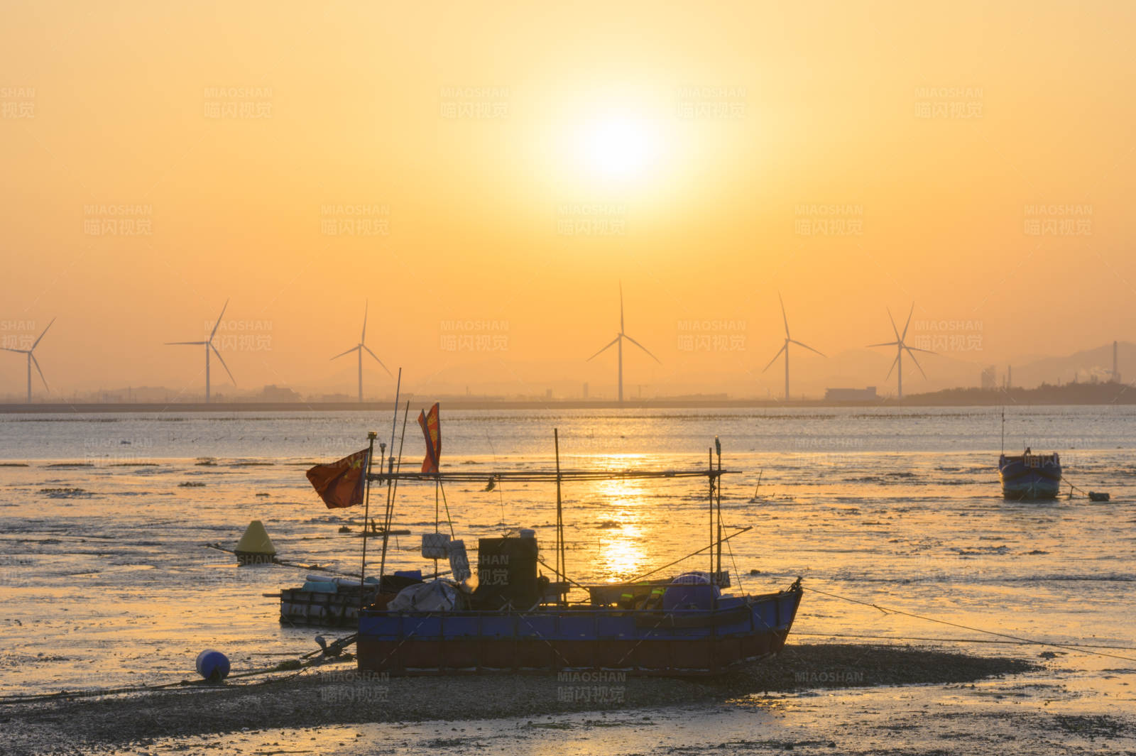 夕陽下的漁船與風車