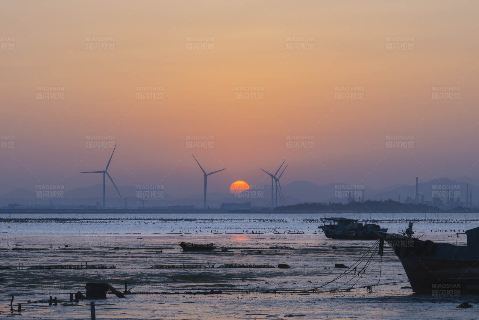 夕陽下的風車與漁船