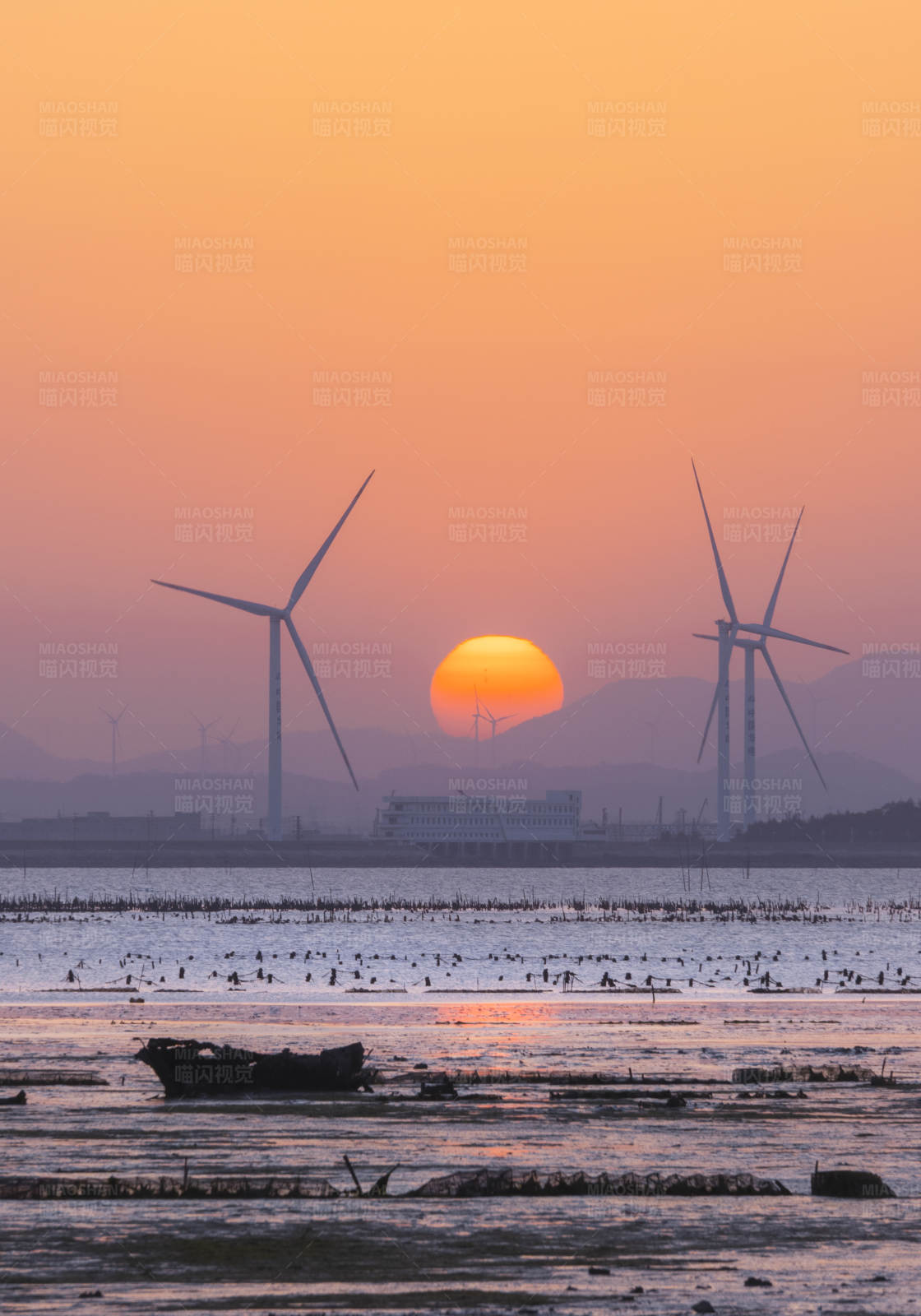 夕陽下的風車與海景