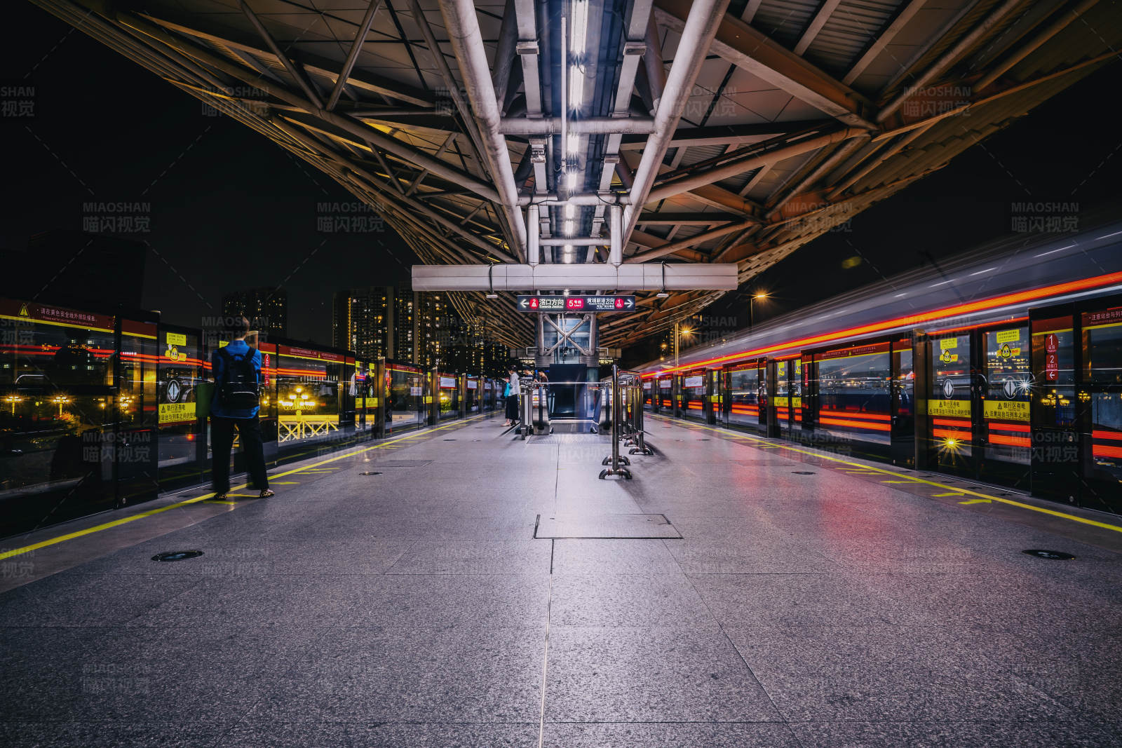 夜幕下的火車站臺
