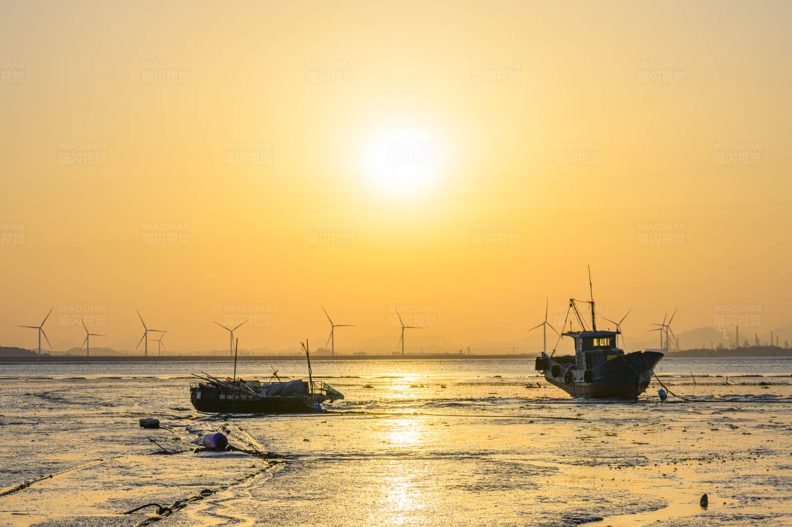 夕陽下的漁船與風車