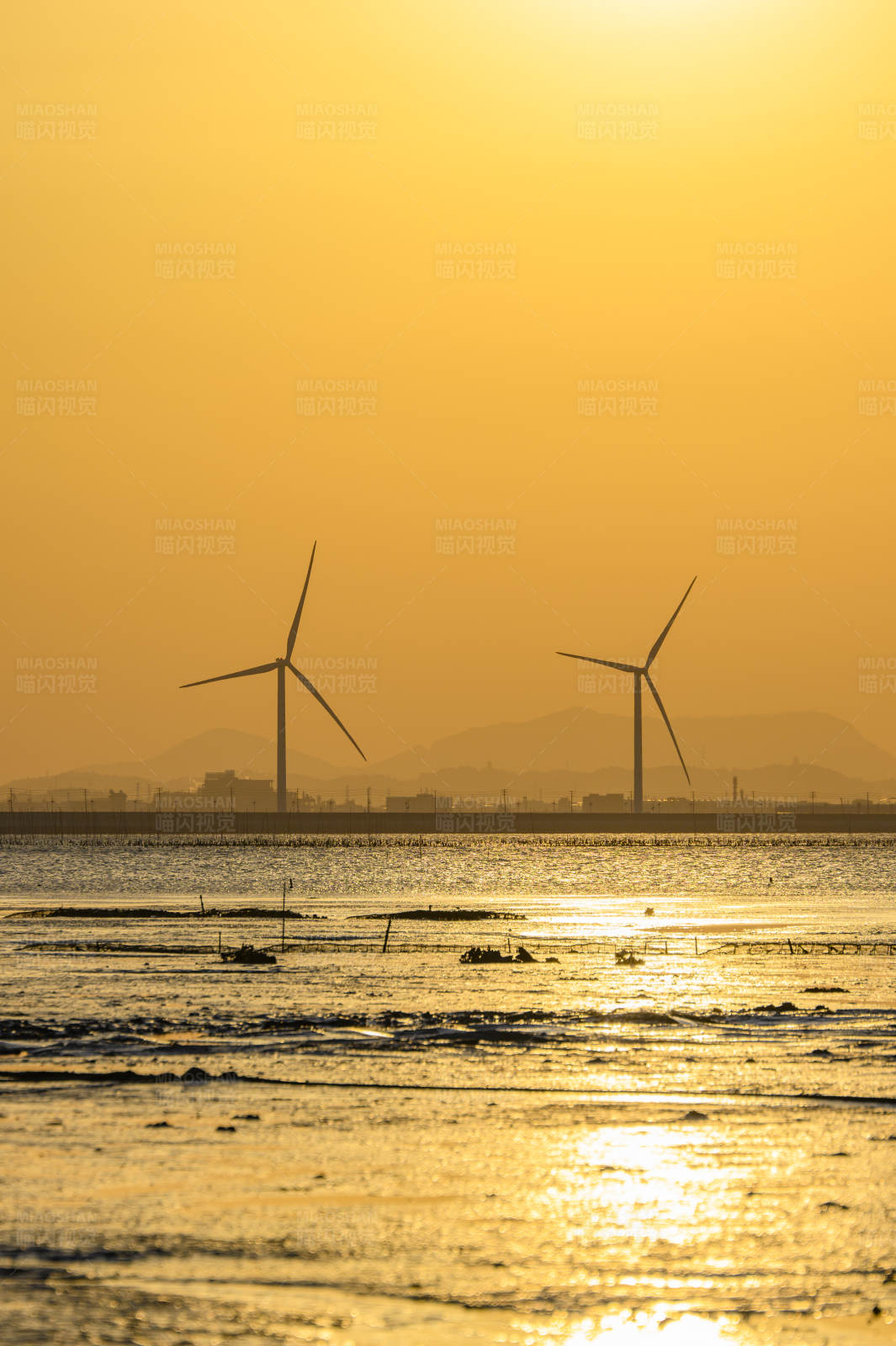 夕陽下的風車與海景