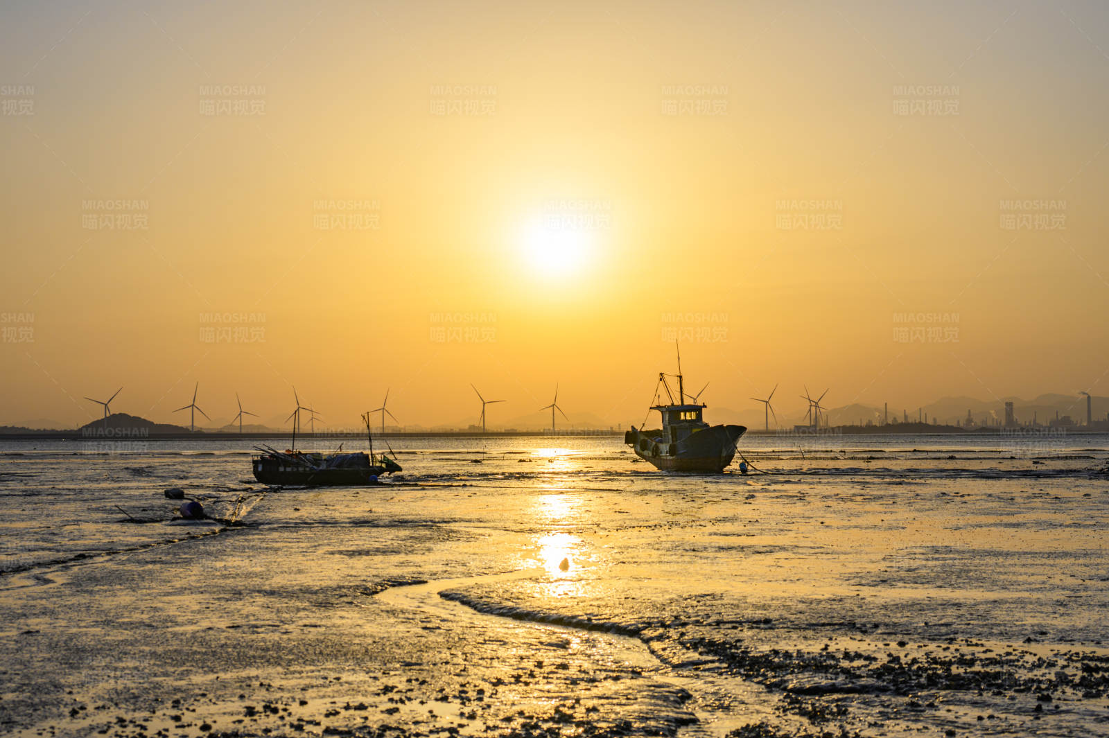 夕陽下的漁船與風(fēng)車