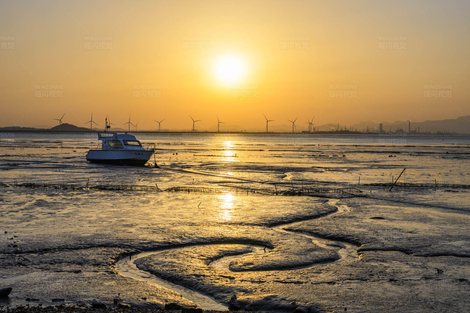 夕陽下的海灘與風(fēng)車
