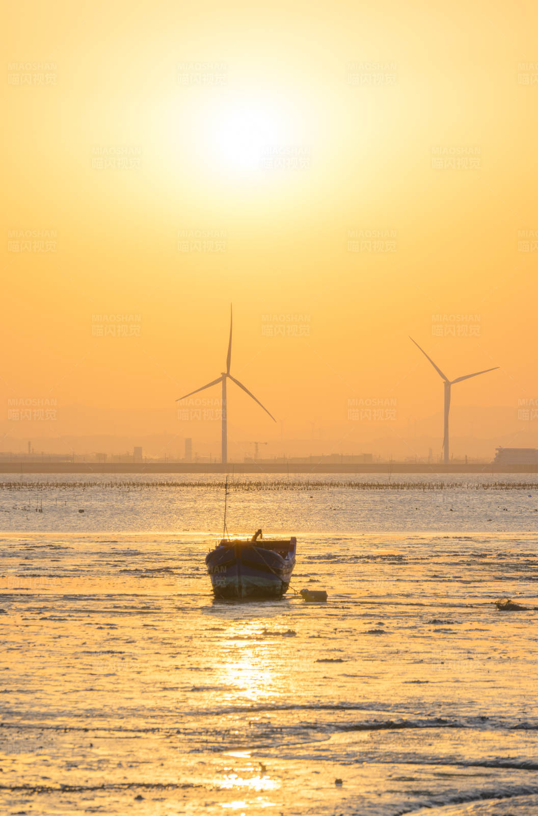 夕陽下的風車與小船