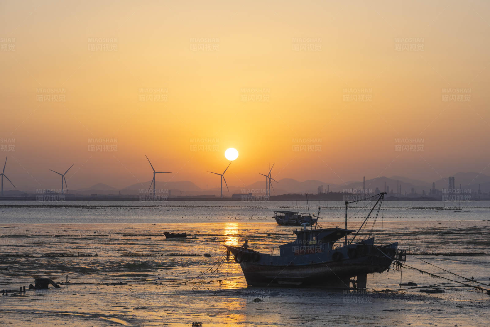 夕阳下的渔船与风车