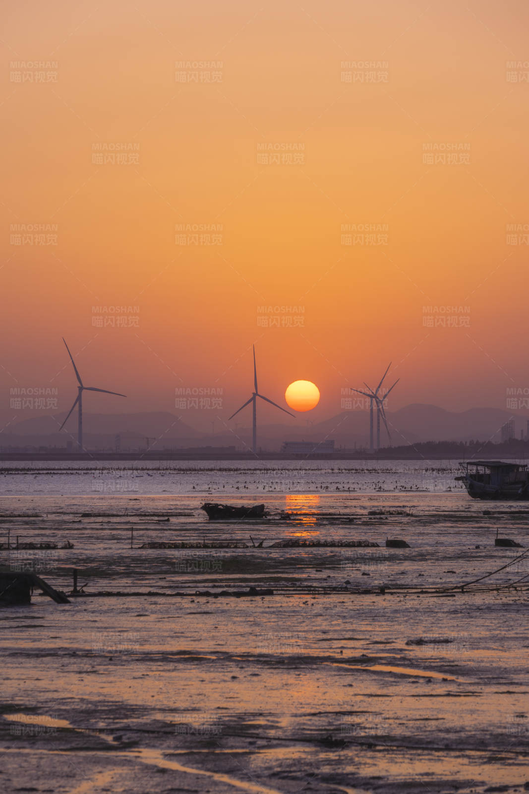 夕阳下的风车与海滩