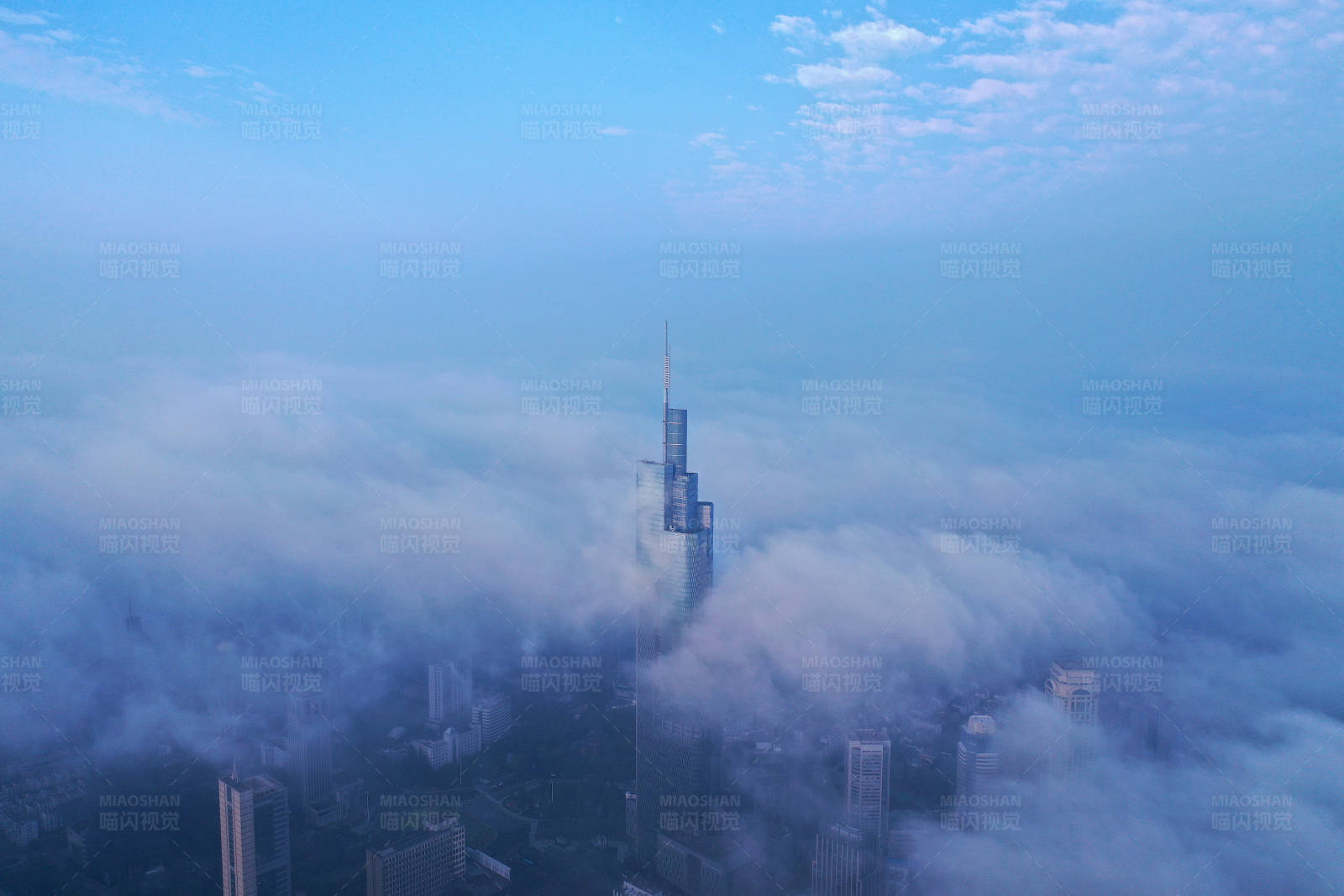 航拍云雾中的南京紫峰大厦