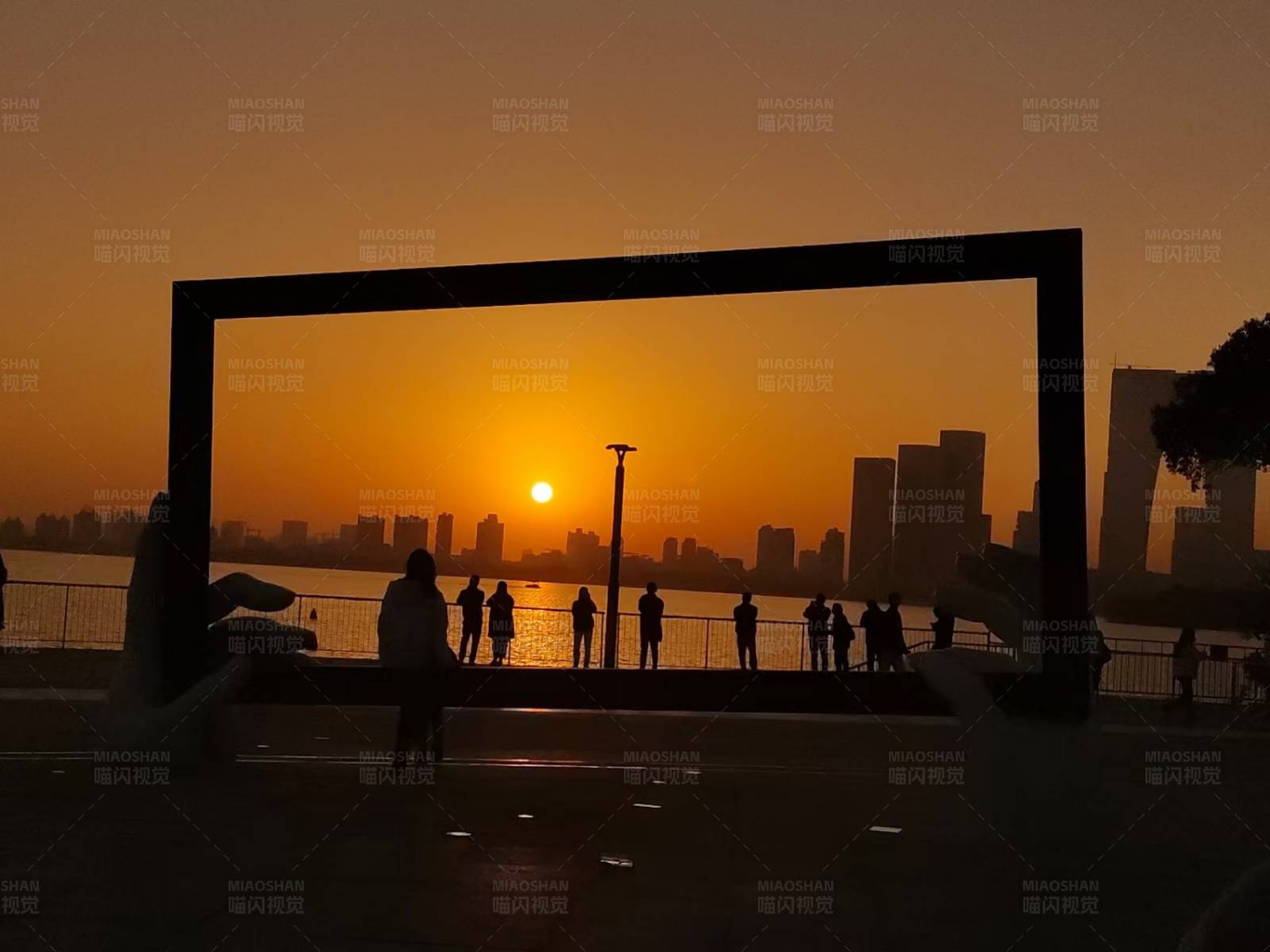 夕阳下的城市剪影-摄影图