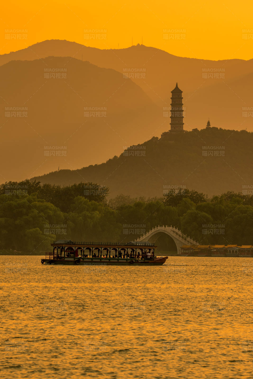 夕阳游船图