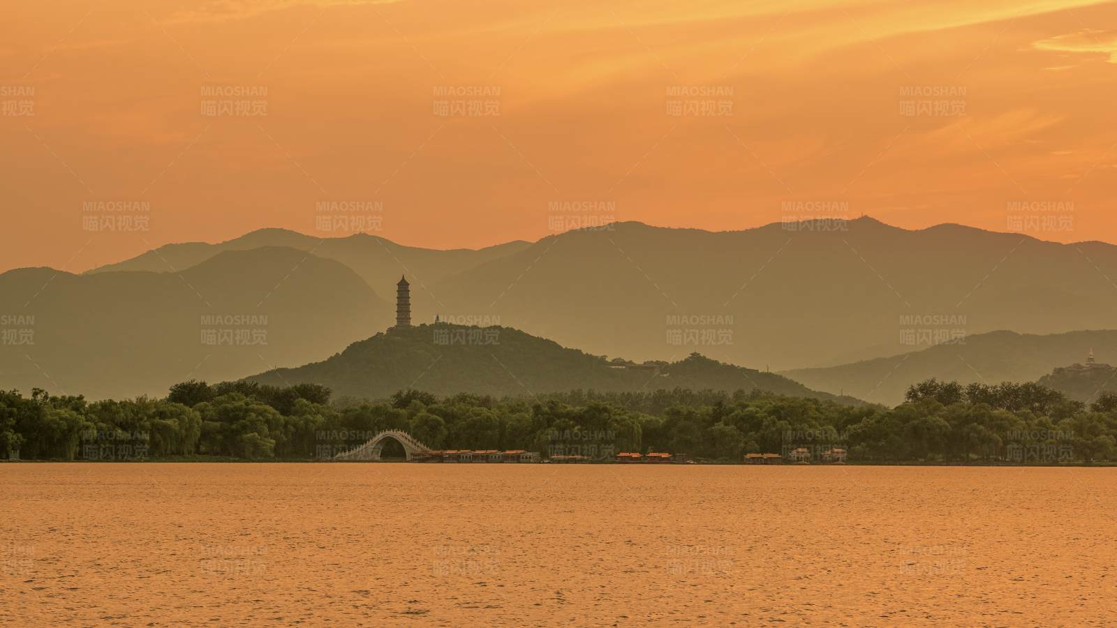 夕阳下的湖光山色