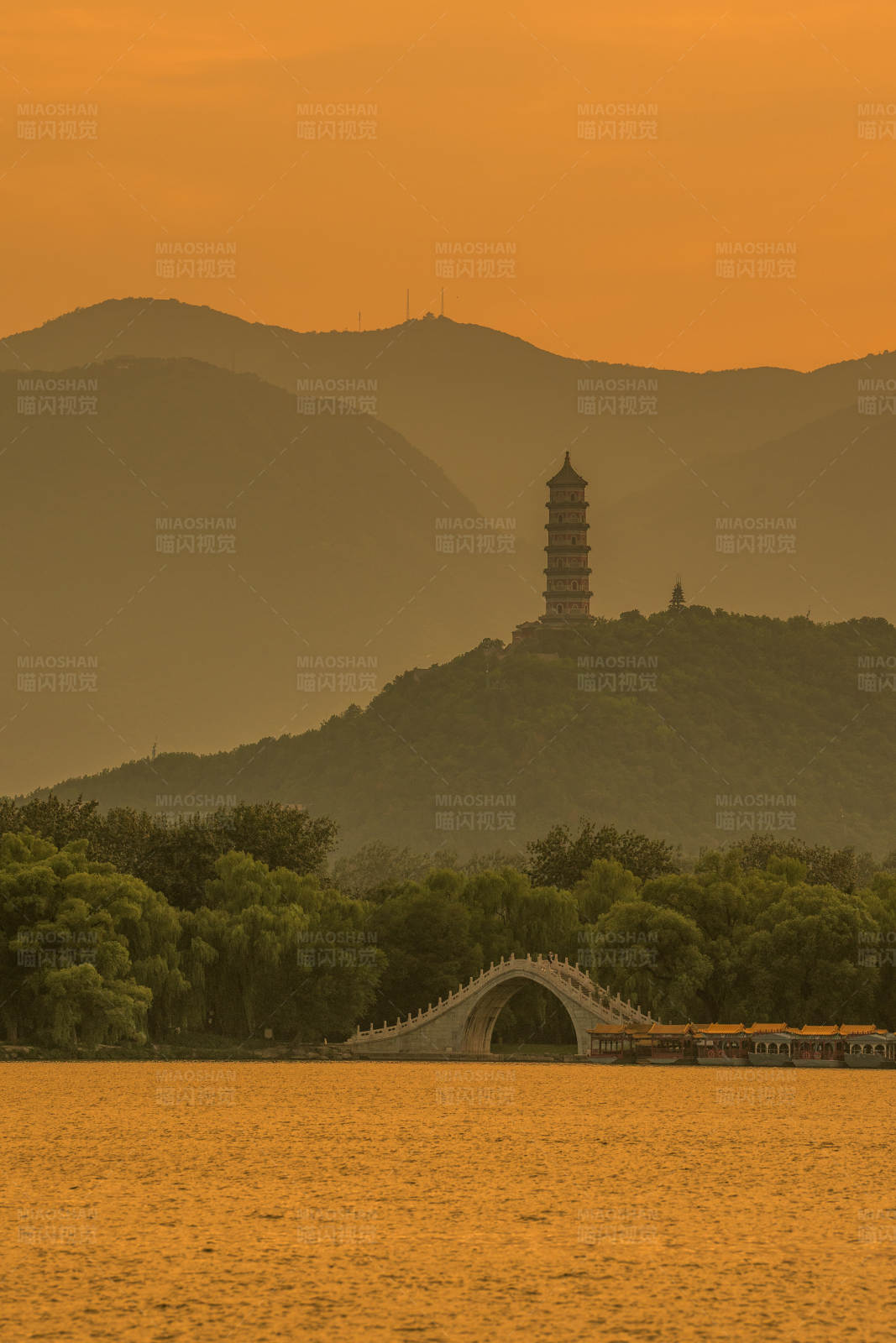 夕阳下的湖光山色