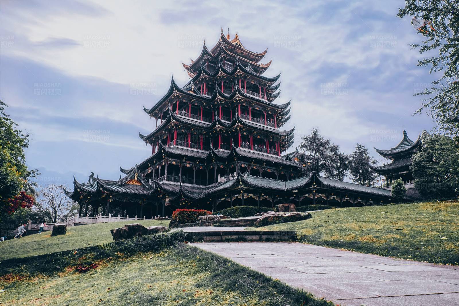 古塔巍峨 秋景宜人