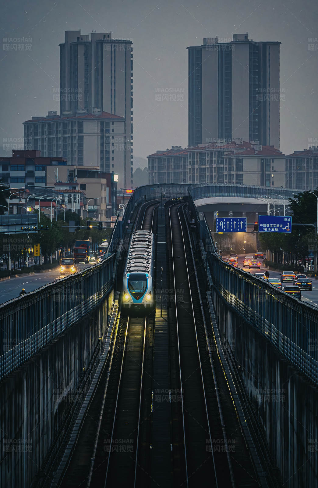 城市夜景中的列車