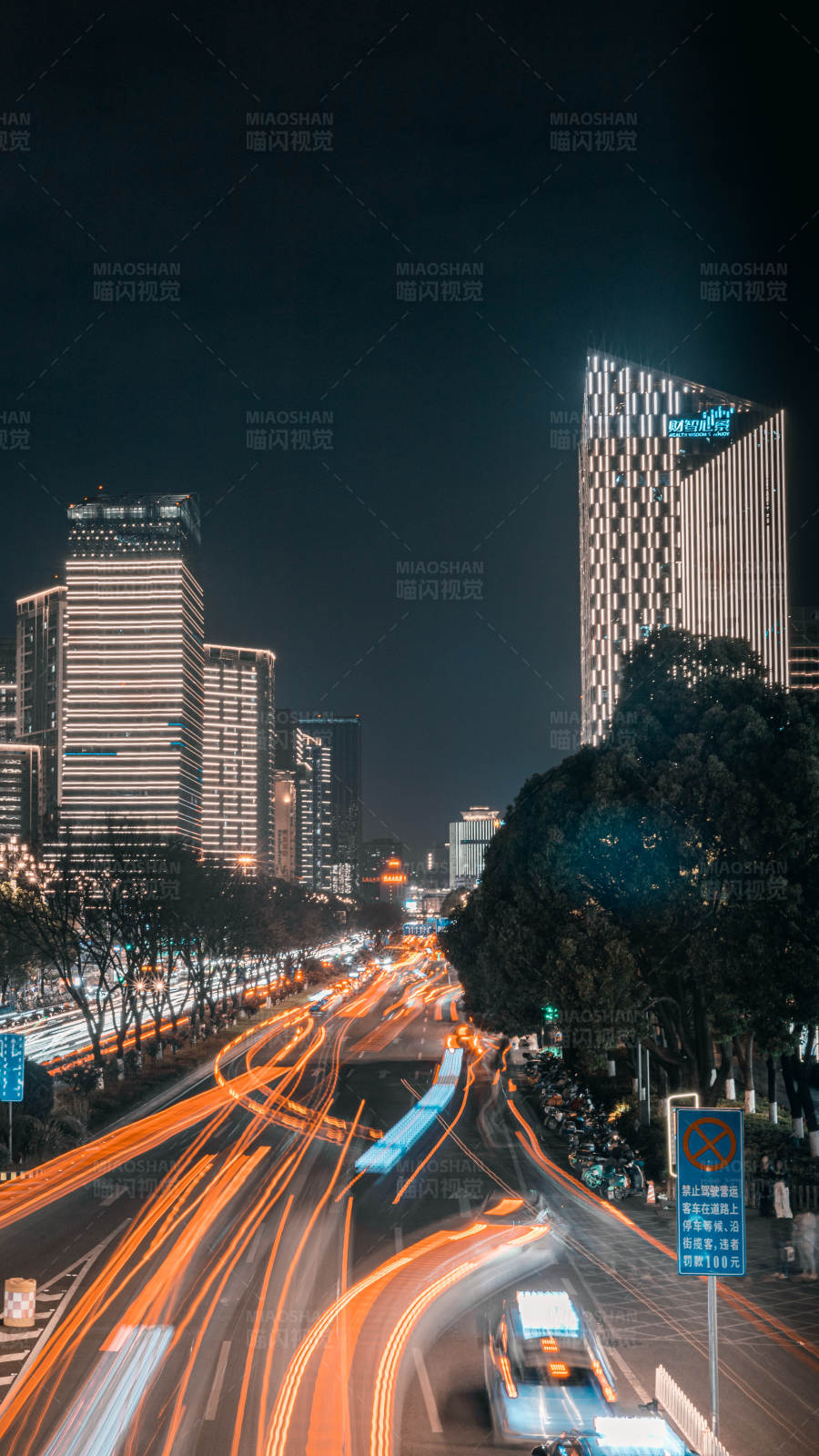 城市夜景與車流