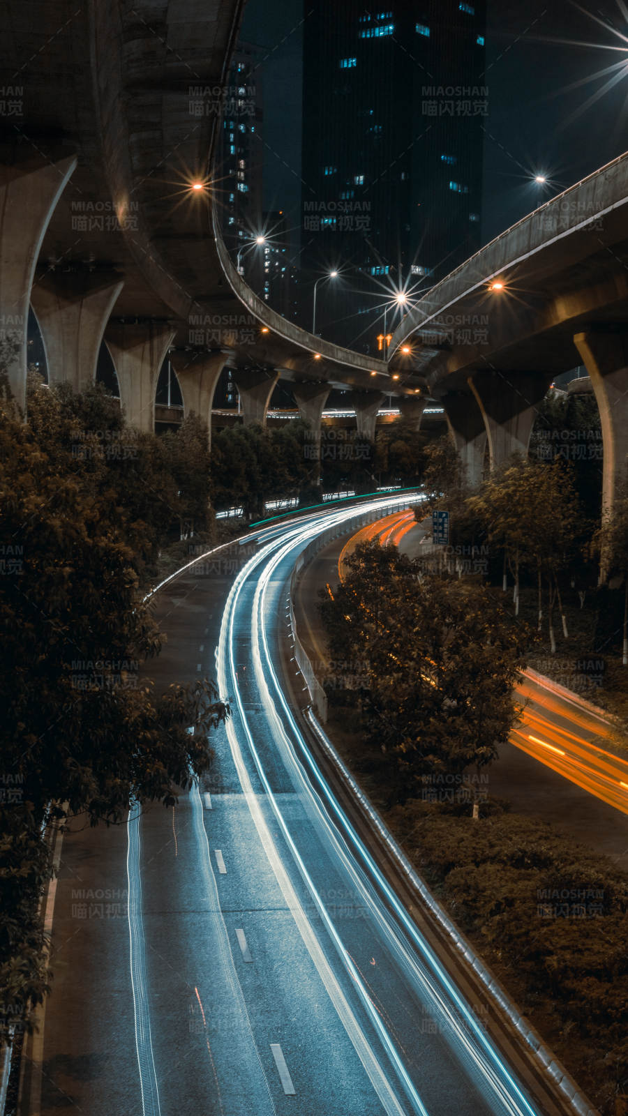 城市夜景中的车流轨迹