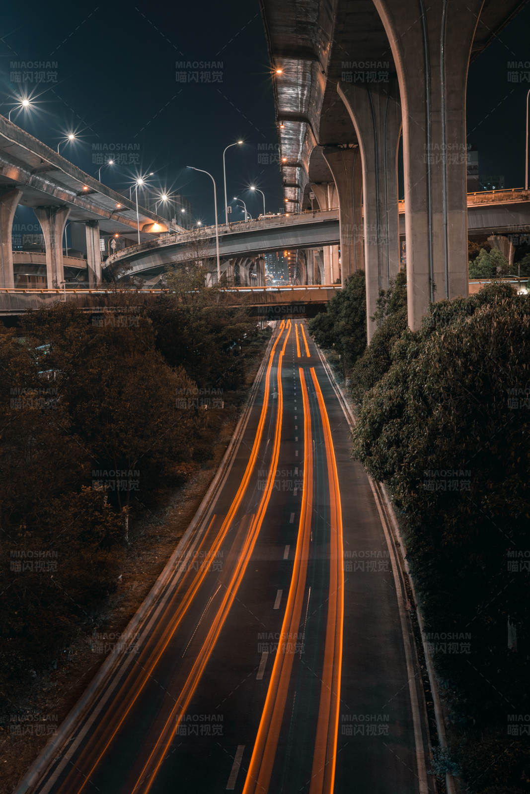 夜间高架桥下的车流