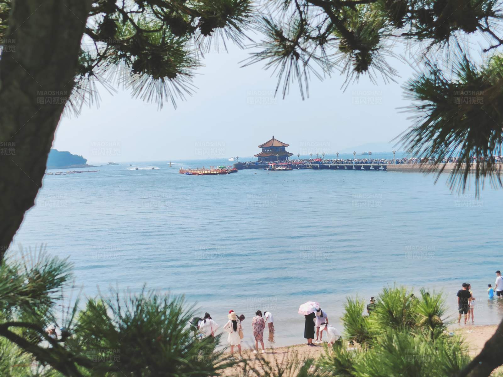 海濱古塔游人如織