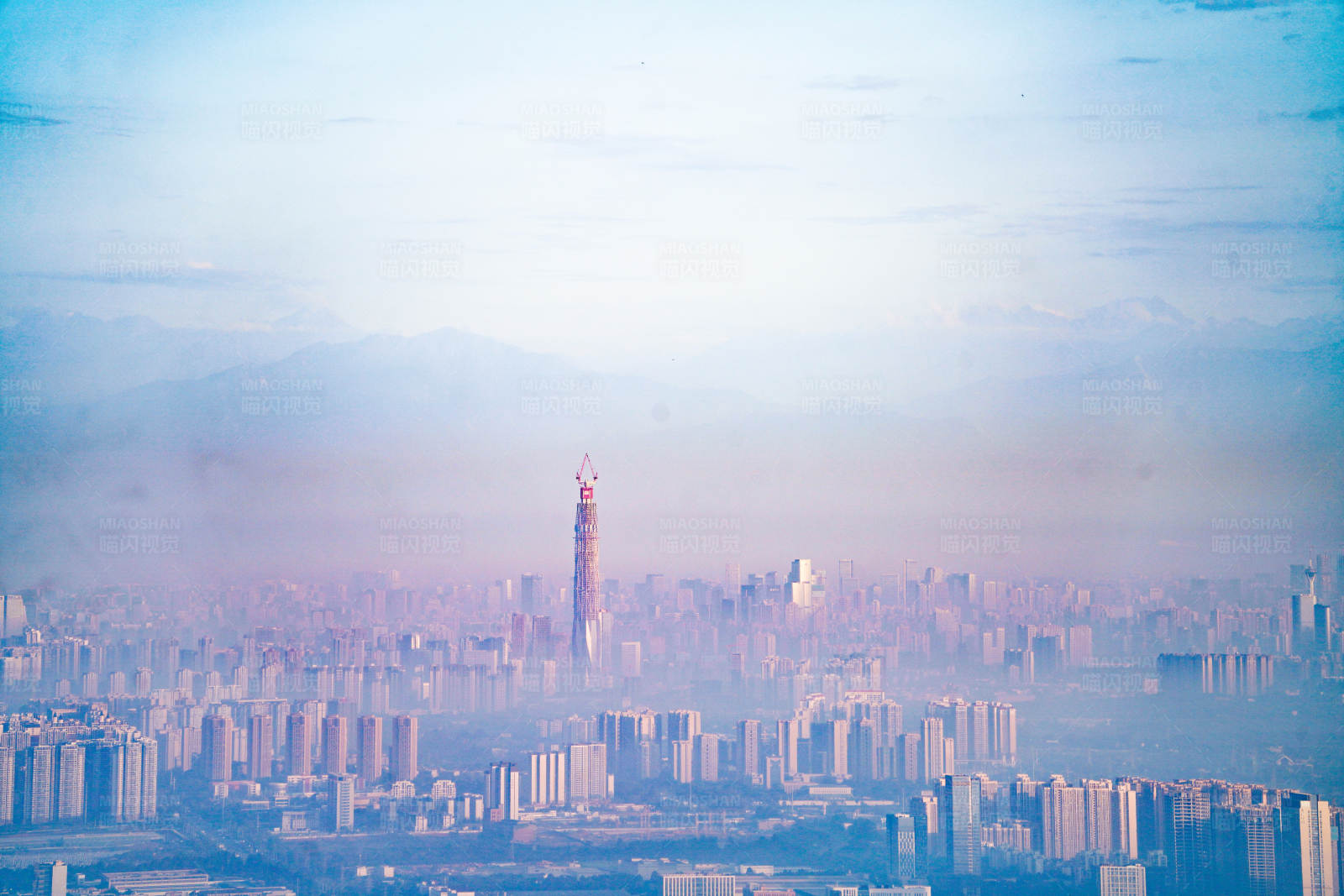 霧靄中的城市天際線
