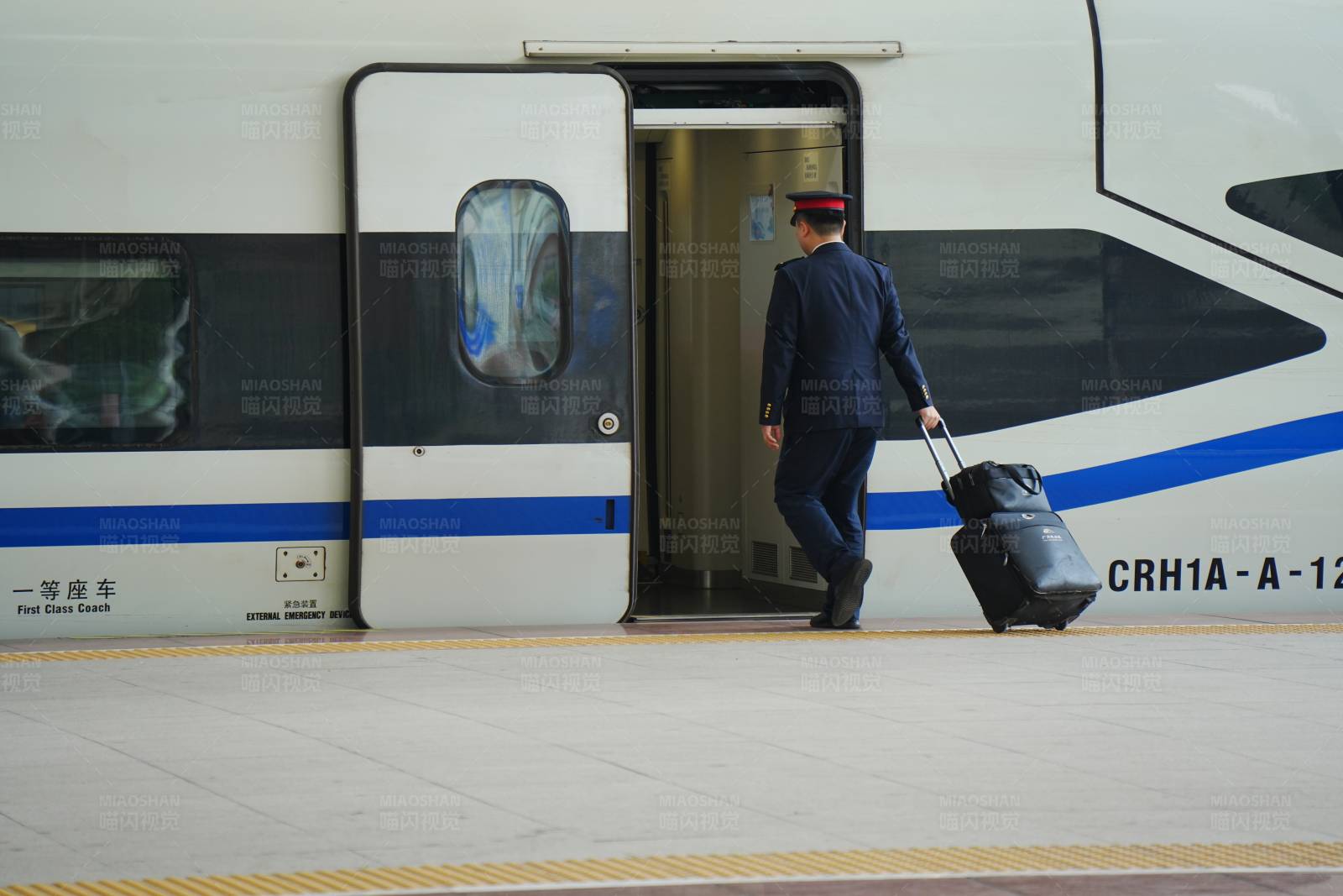 高铁乘务员准备上车