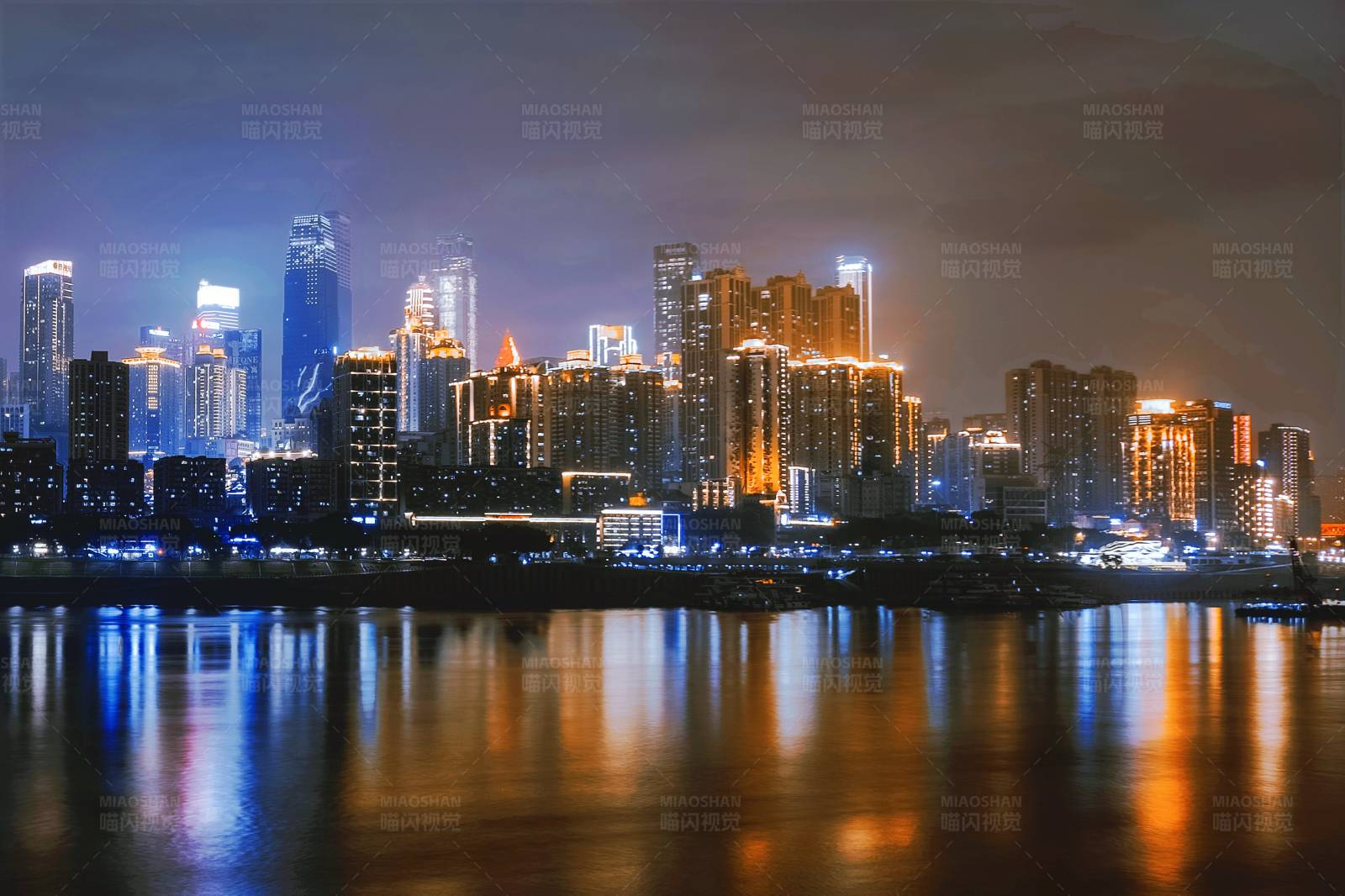 夜色中的城市倒影