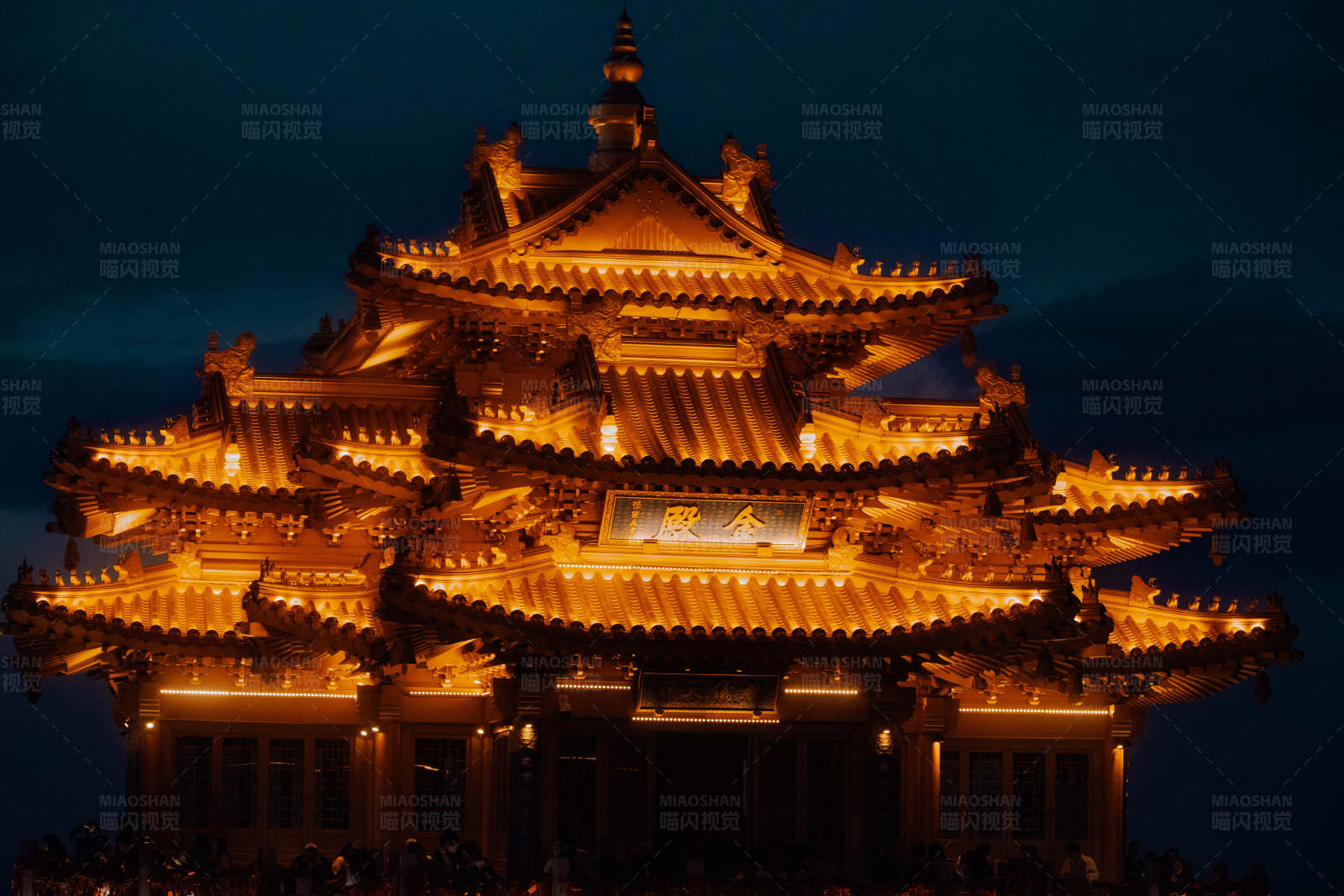 夜幕下的金色寺庙