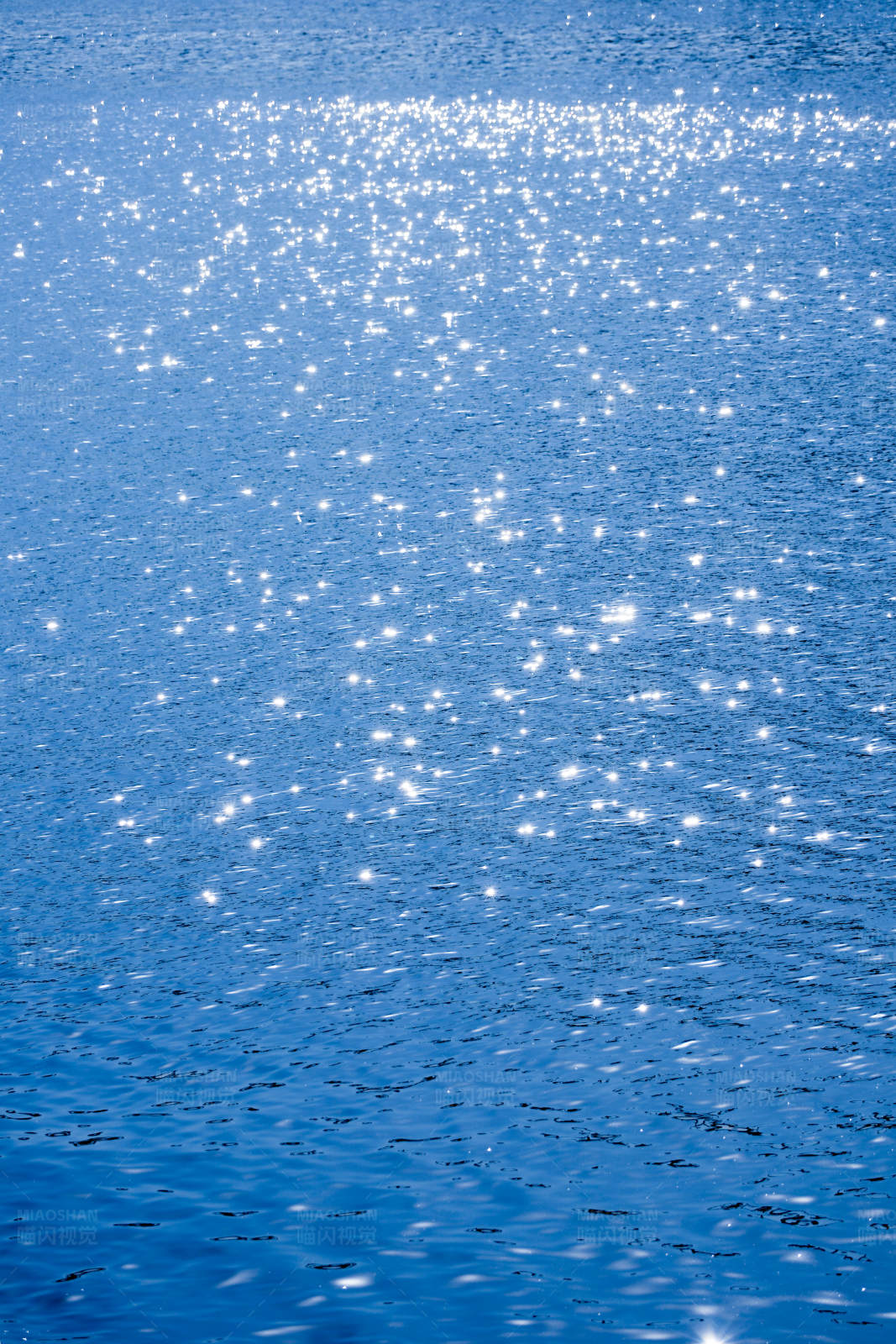 陽光灑在藍色水面上
