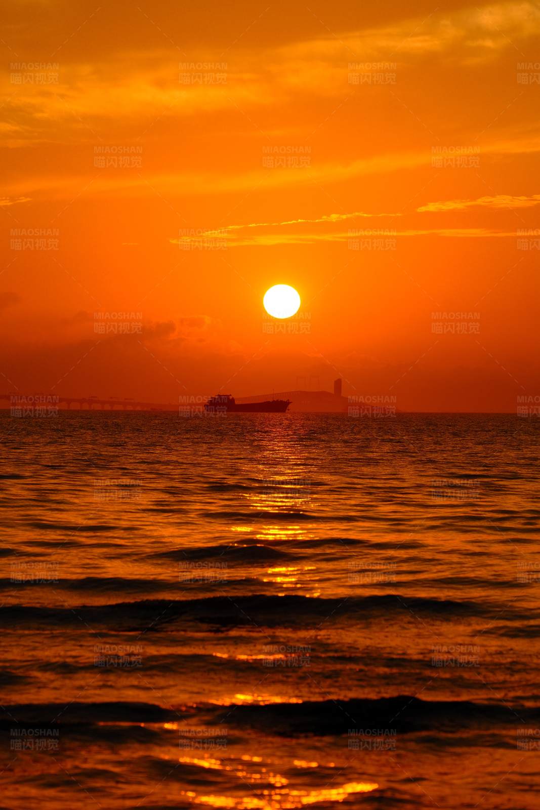 海上夕陽船影