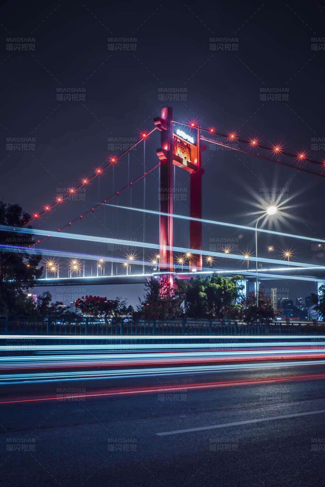 夜色中的橋梁與車流