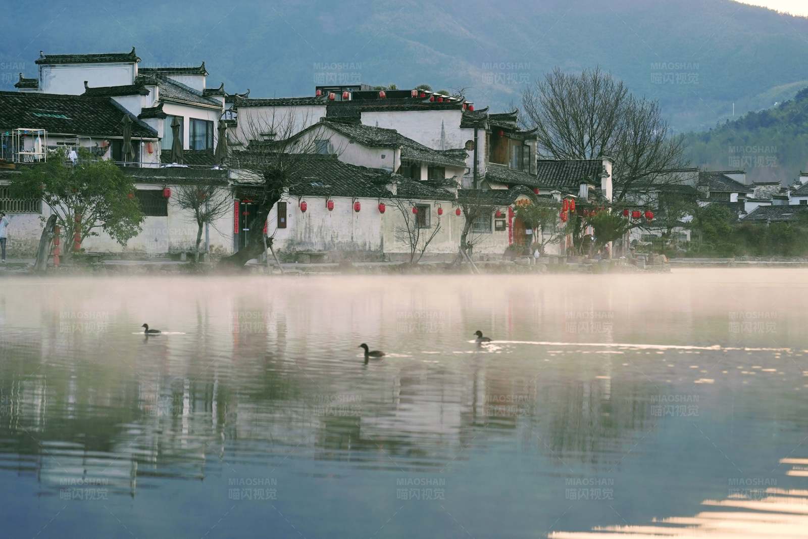 晨霧中的古村水鄉(xiāng)