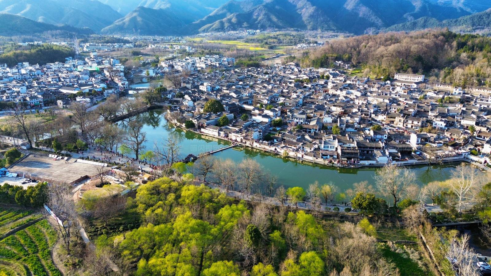 山水古鎮(zhèn)春景