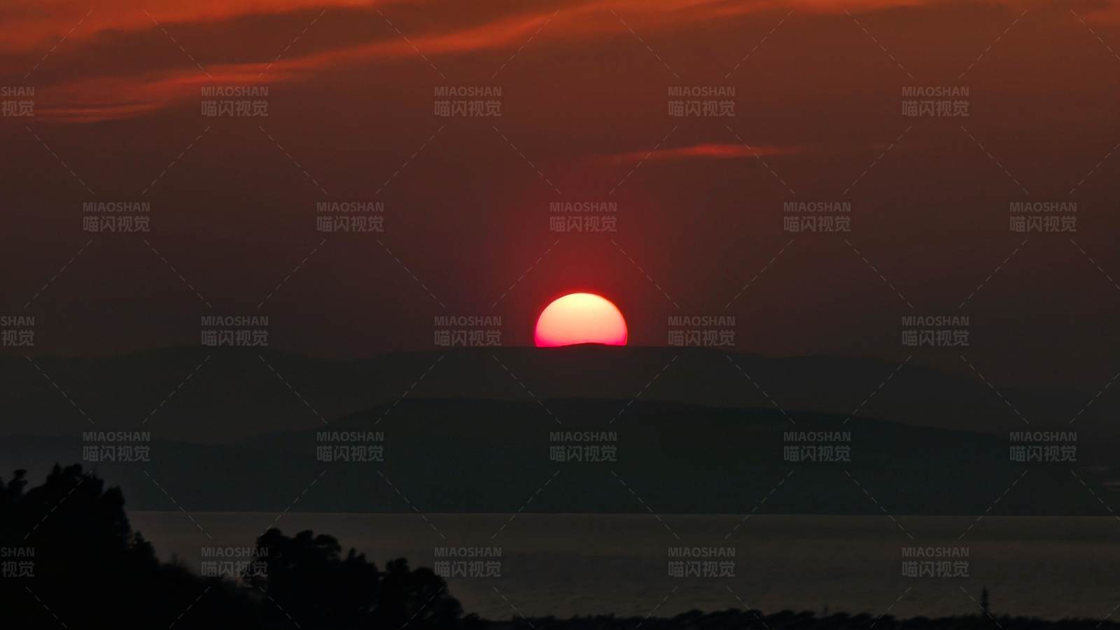 夕陽西下 山水靜謐
