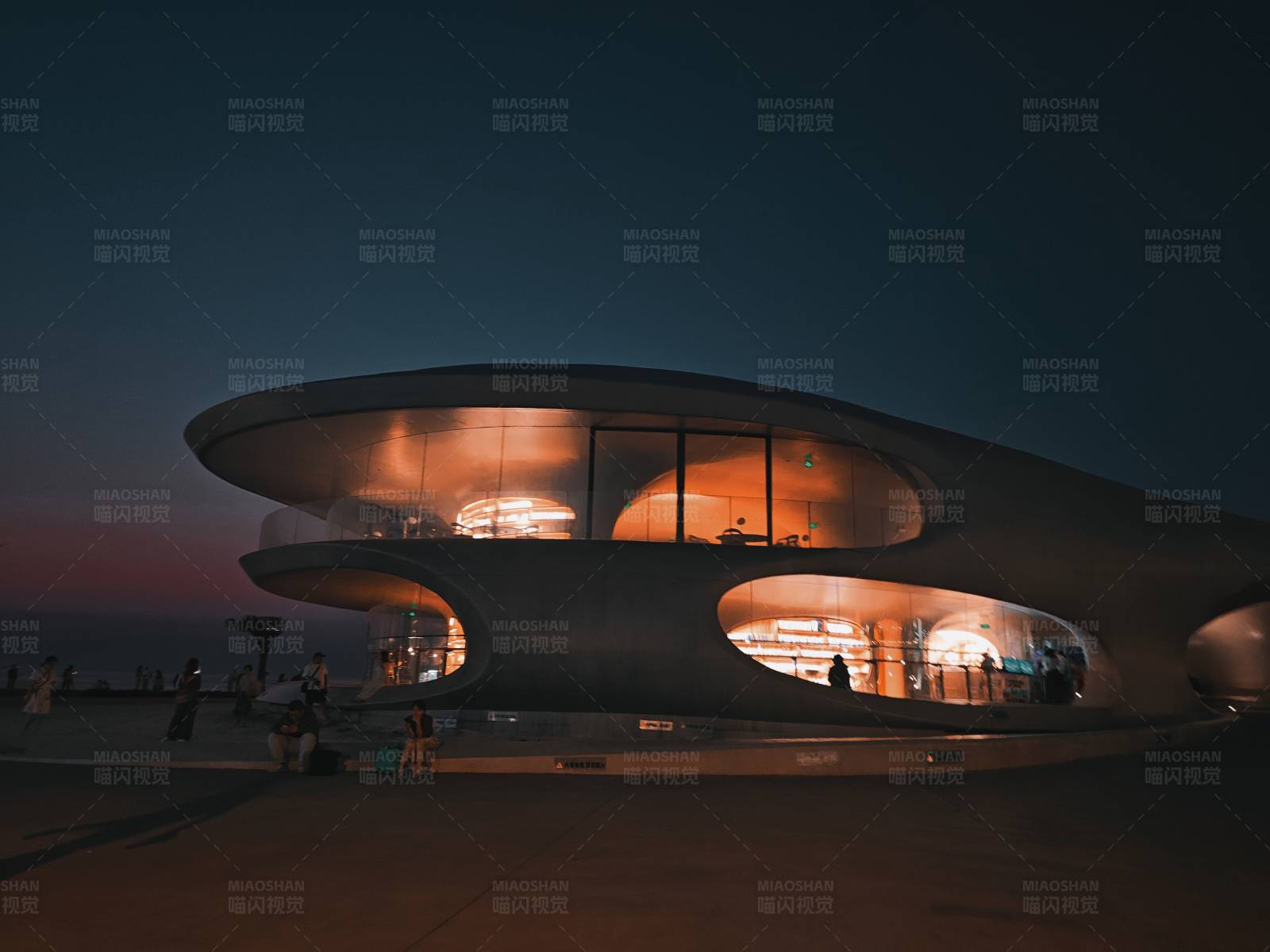 未來主義建筑夜景