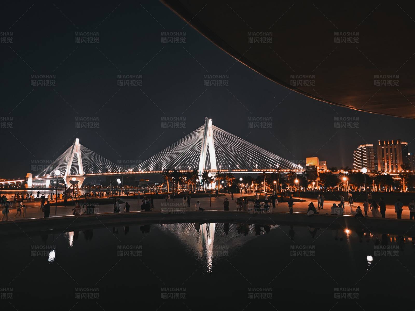 夜色下的橋梁與倒影